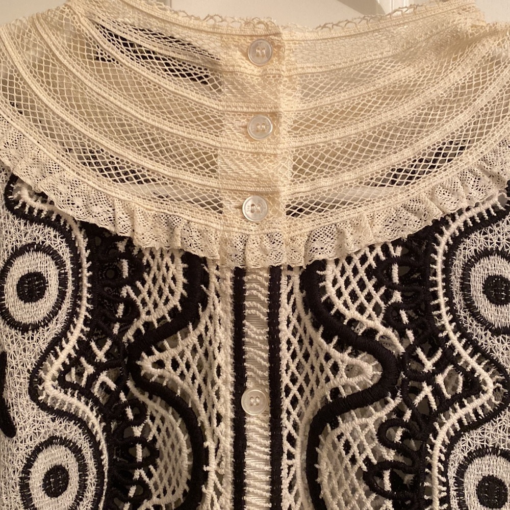 SEA NEW YORK
Lace Pattern Bateau Neckline Crop Top Size 2 - Picture 6 of 9
